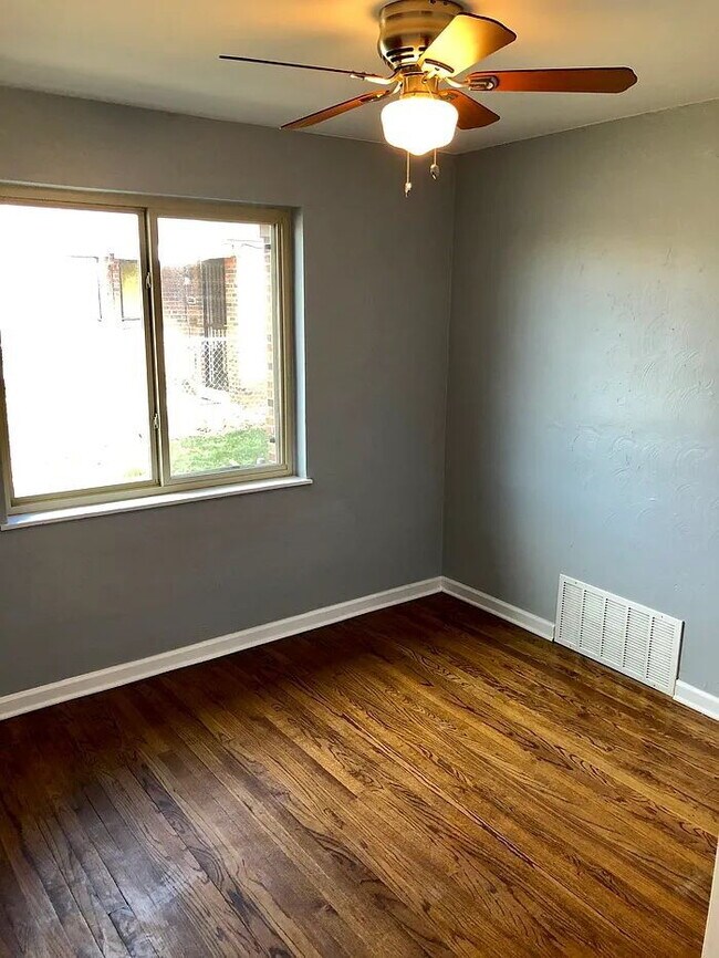Building Photo - City Park Gem! Pet Friendly 2-bed 1-bath duplex with parking included!
