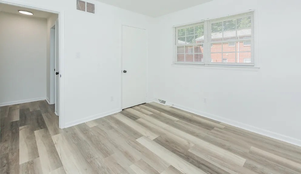 Building Photo - Room in Apartment on Greenbriar Rd