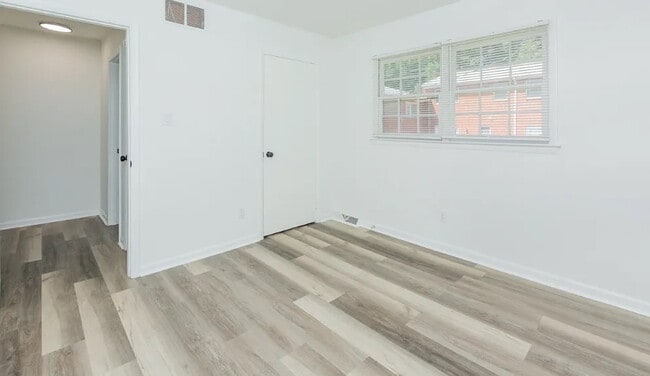 Building Photo - Room in Townhome on Greenbriar Rd