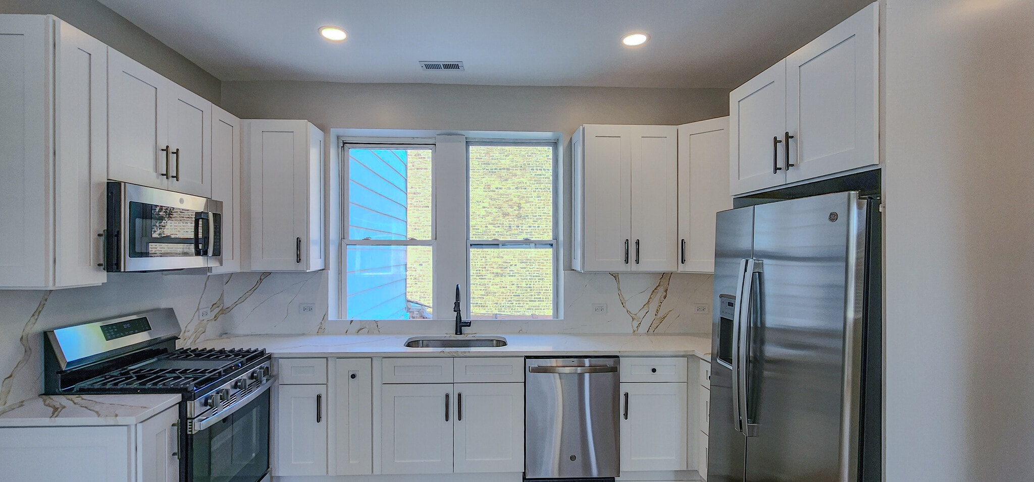 Building Photo - 2552 S Central Park Ave