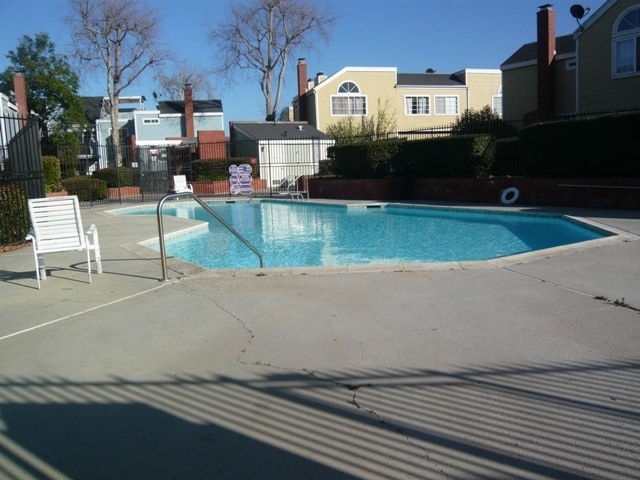 Building Photo - Open and Airy Condo at Country Club Villag...