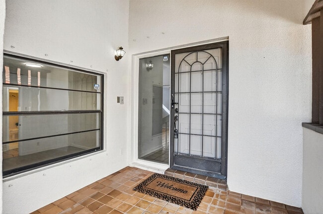 Building Photo - 661 Hollows Cir