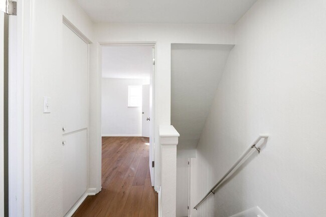 Building Photo - 4040-4042 Halsey Pl
