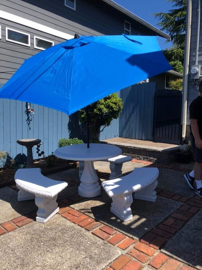 Building Photo - 3219 31st Ave W