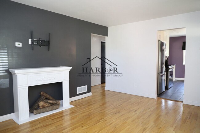 Building Photo - 406 18th Ave SW