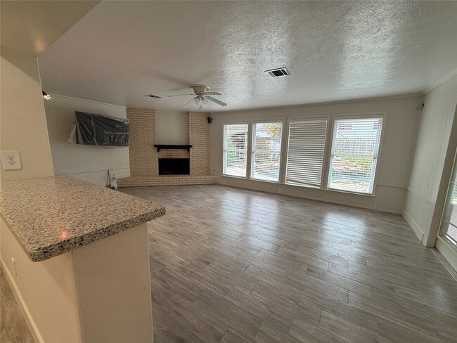 Building Photo - 822 Hidden Valley Dr