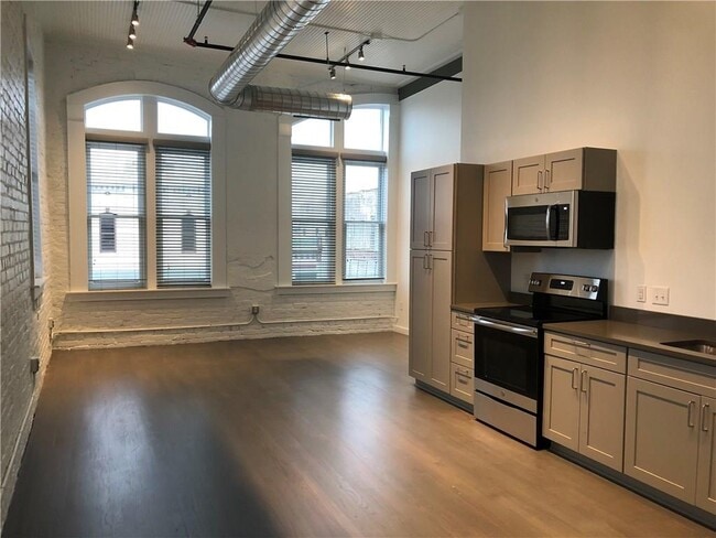 Building Photo - 102 E 2nd St