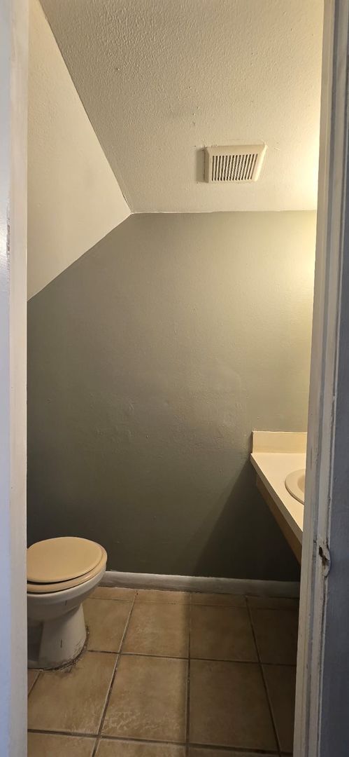 Building Photo - Available 2/1.5 Townhome in Tampa Apply for FREE This Holiday Season!