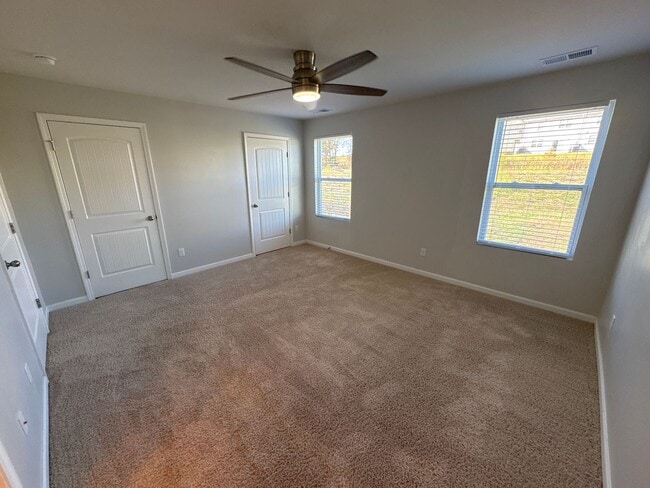 Building Photo - Enjoy Modern Living in This Stylish Woodbridge Glen Townhome!