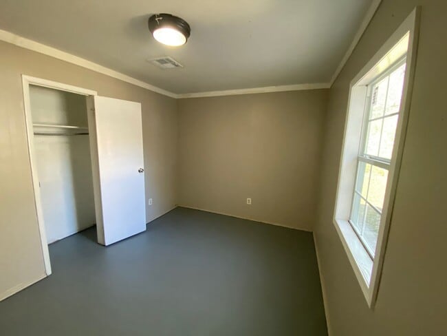 Building Photo - Spacious 4-Bedroom Home – Section 8 Welcome!