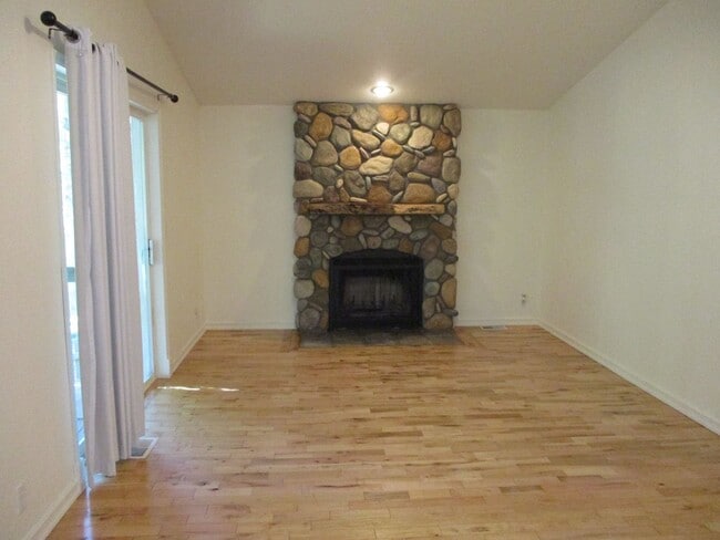Building Photo - Charming Rambler in Lake Minterwood with P...
