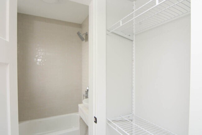 Building Photo - 508 W Belmont Ave