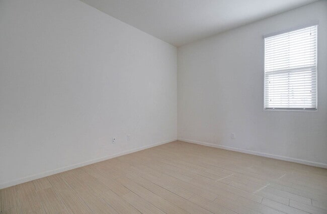 Building Photo - 1106 E Regent Dr