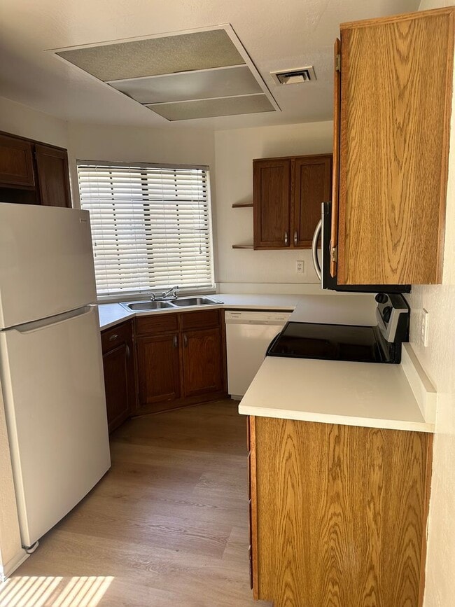 Building Photo - Great Location! 2 Bedroom! 2 Bath! Ground Level Unit