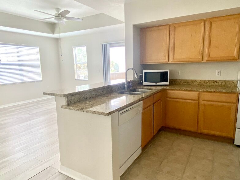 Full size granite breakfast bar - 1025 Villagio Cir
