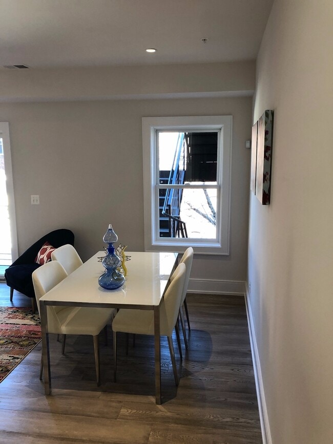 Building Photo - Luxe Apartment with Parking