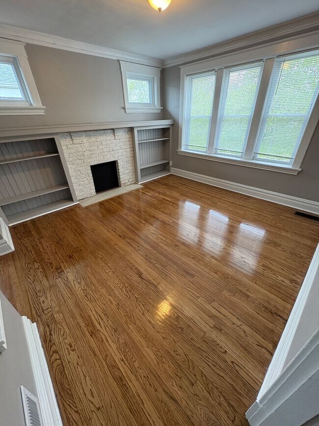 Building Photo - Christy 1