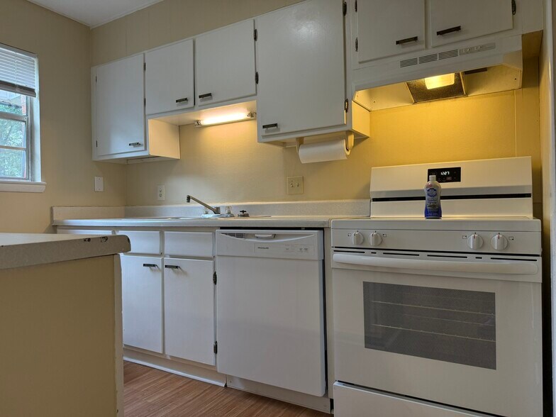 Kitchen with new appliances - 1705 Grays Inn Rd