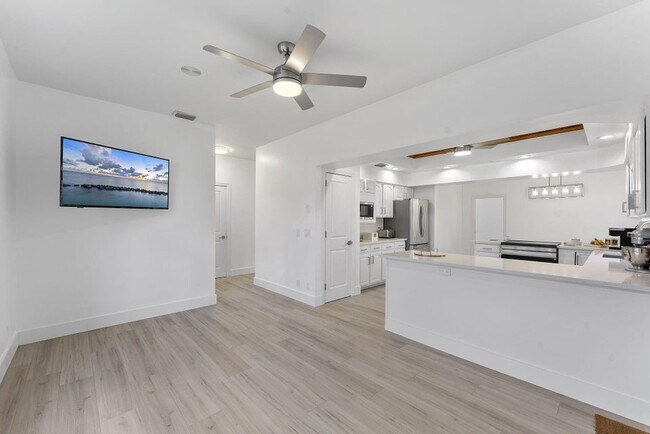 Building Photo - 150 Lucina Dr