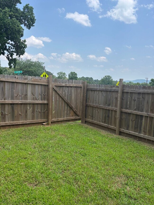 Building Photo - Charming 3BR Duplex in Huntsville