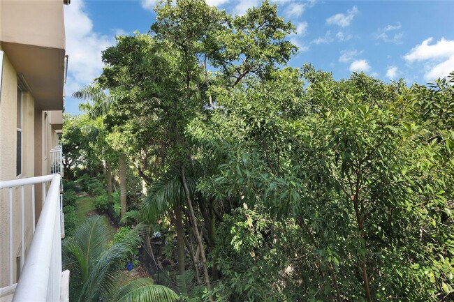 Building Photo - 529 E Sheridan St