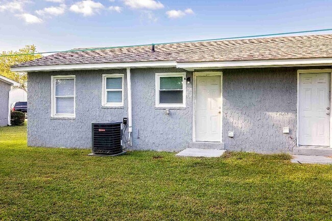 Building Photo - 100-123 Sycamore Ct