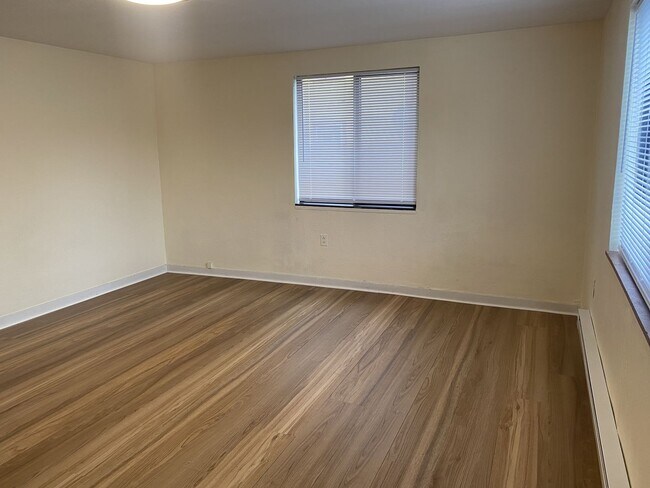 Building Photo - 523- 525  Markeson St