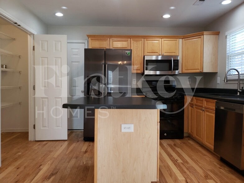 Building Photo - 6632 Courtland St