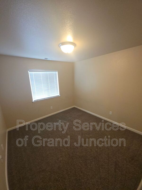Building Photo - 3018 Oakwood Dr