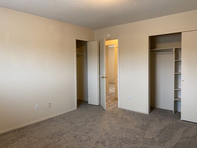 Building Photo - Spacious West-Side Tri-Level Home