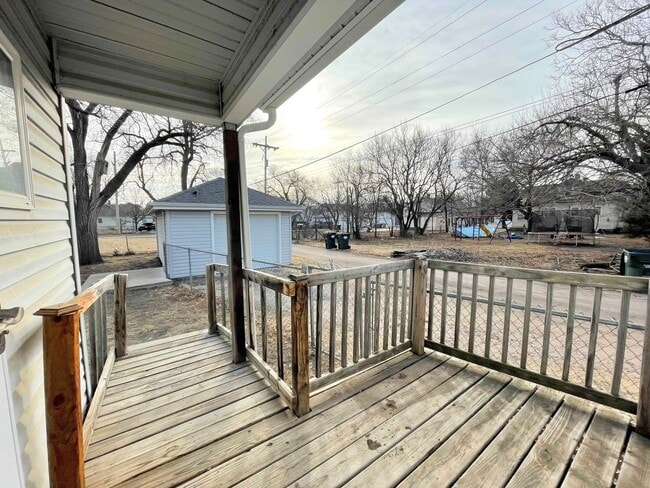Building Photo - Clean 2 bed 1 bath home