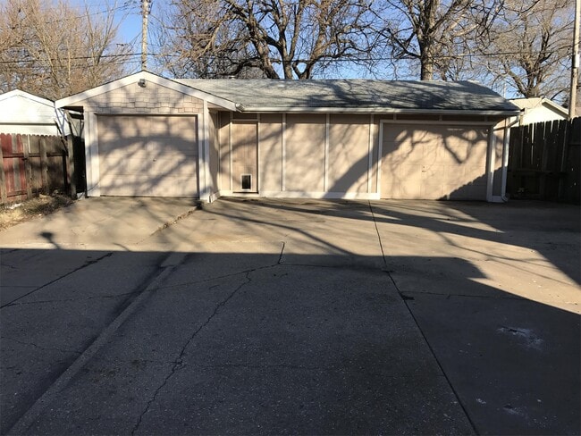 Building Photo - 1550 S Gold St