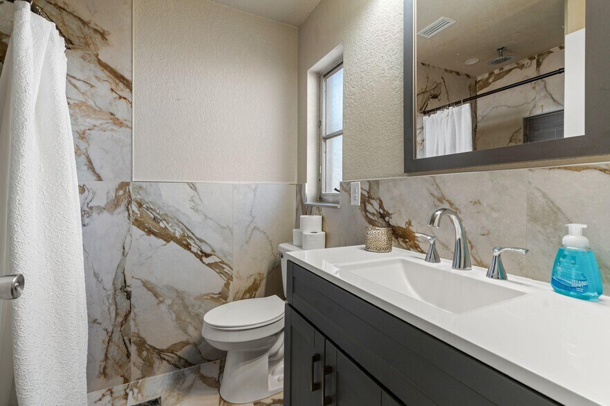 Building Photo - 10907 N 29th St