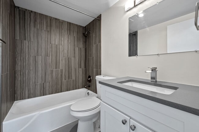 Building Photo - Beautifully renovated condo in the Cherry Creek Area!