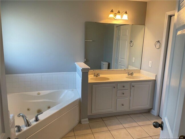 Building Photo - 1711 Renwick Dr