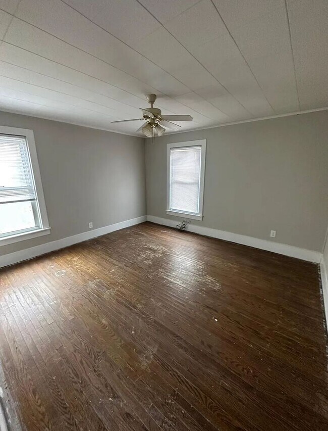 Building Photo - 605 N Detroit St