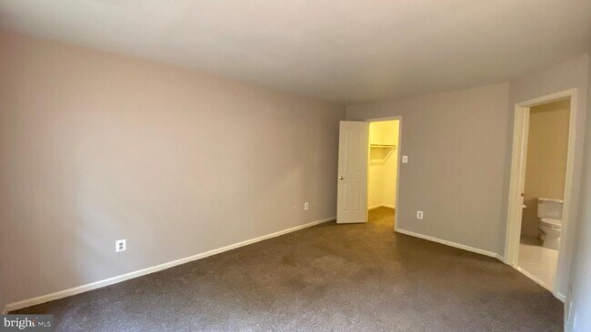 Building Photo - 1010 Foxmeadow Dr
