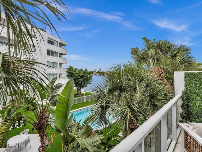 Building Photo - 9821 E Bay Harbor Dr