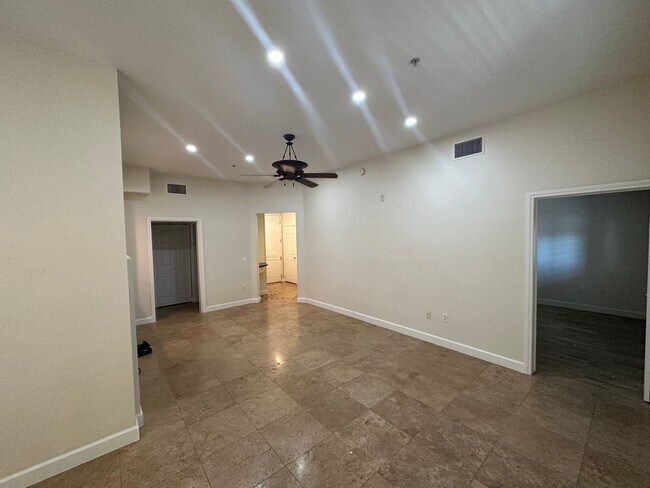 Building Photo - Guard gated Park Ave Condo