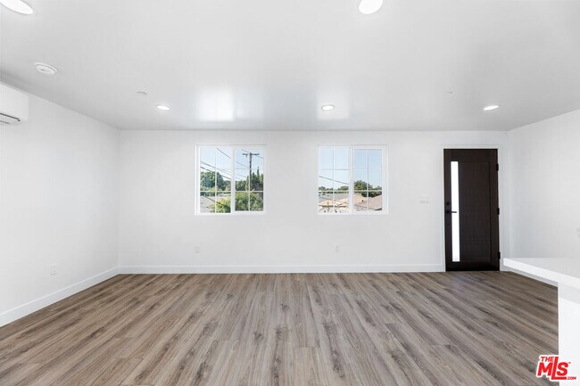 Building Photo - 498 E 52nd St