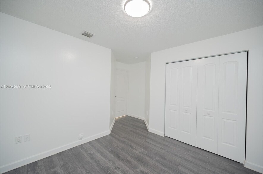 Building Photo - 5000 NW 116th Ct