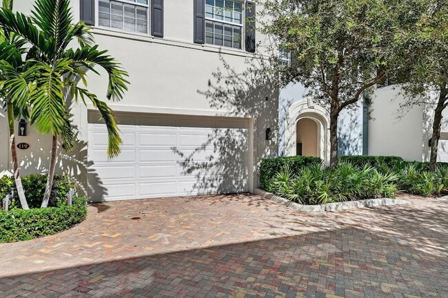 Building Photo - 121 Lily Ln