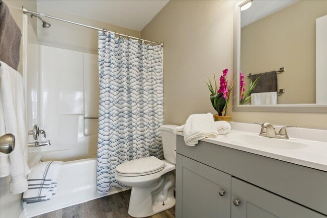 Building Photo - Updated 2 Bedroom 2 Bath Condo Near Fort Eustis and Williamsburg