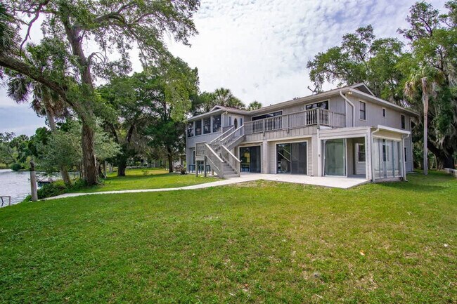 Building Photo - 1045 N Cres Dr