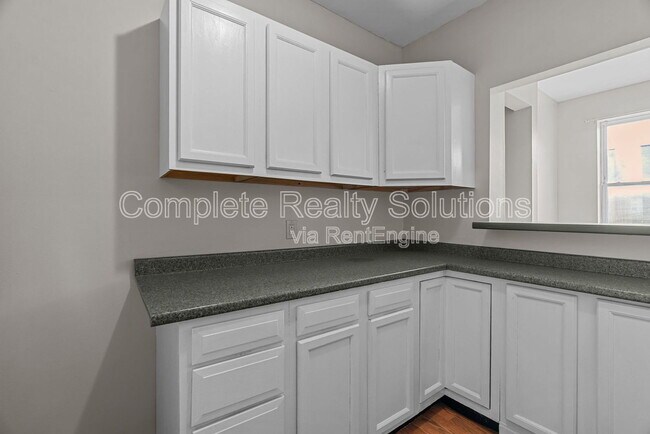 Building Photo - 3021 Iowa Ave