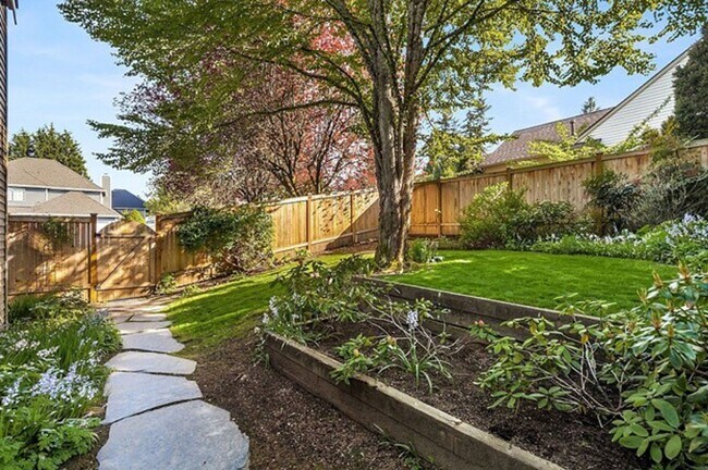 Building Photo - Exceptional home on a quiet cul-de-sac in ...