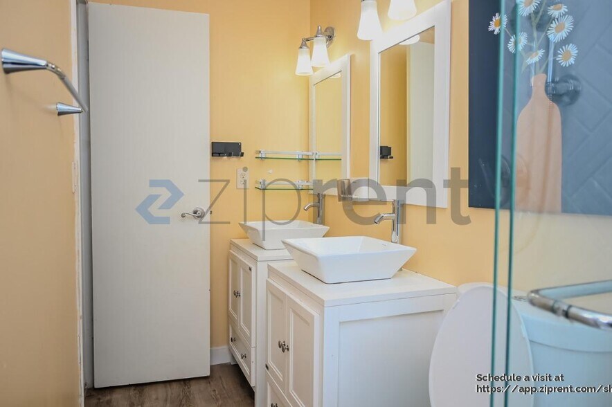 Building Photo - 9761 Riverside Dr