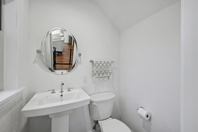 Building Photo - 2100 Daisy Ln