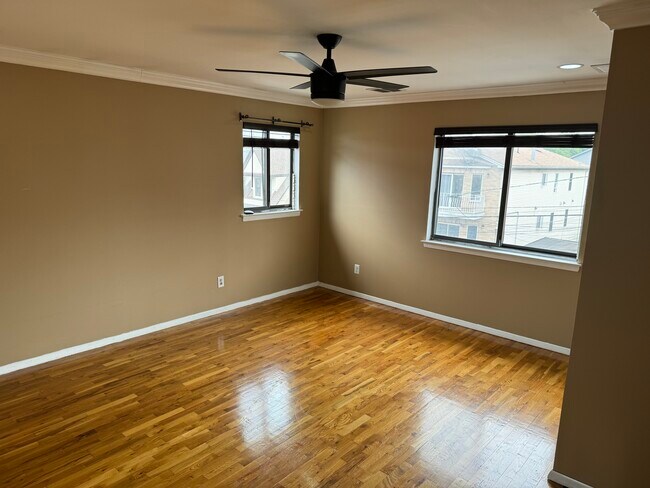 Building Photo - 129 Beach St