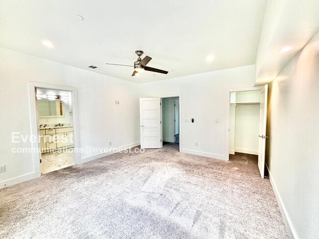Building Photo - 2318 Stutz Dr